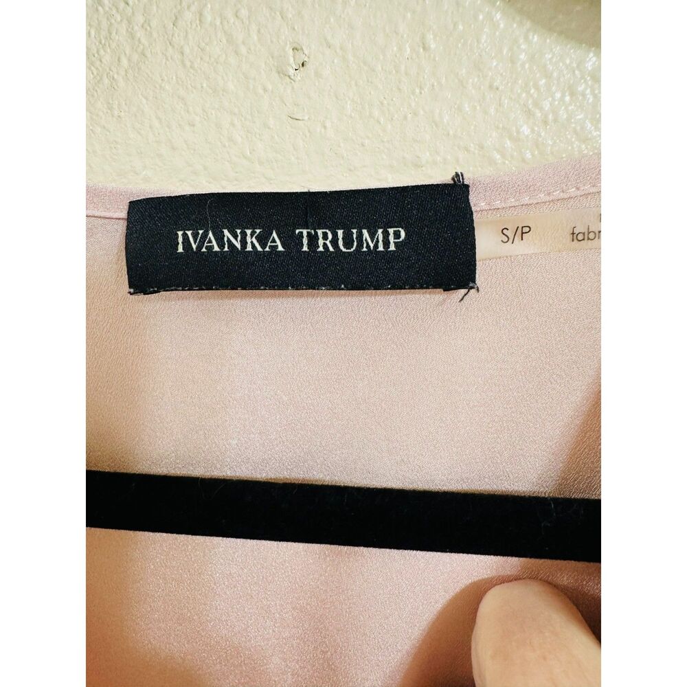 Ivanka Trump Women's V-Neck Camisole Top Cap Sleeves Size S Blush Pink - Picture 2 of 3